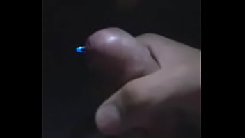 Novinho batendo uma punheta e gozando