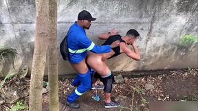 Cara seguiu trabalhador casado no mato, viu ele mijar e ofereceu uma mamada