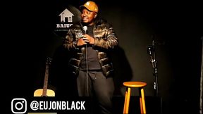 Com&eacute_dia em p&eacute_, standup comedy, segue no insta @eujonblack