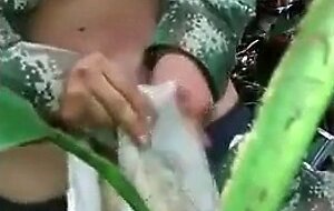 Militar novinho tocando uma no mato