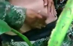 Militar novinho tocando uma no mato