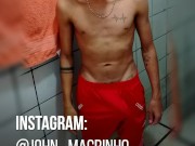 Magrinho Piricurudo Balançando o Cassete Mole no Shorte