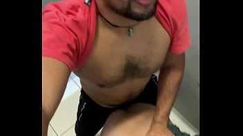 Na madrugada fudendo com machos no banheiro da esta&ccedil_&atilde_o de trem, esses machos s&oacute_ querem gozar e ir embora.