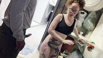 ESPOSA PUTA SO DEIXOU O MARIDO CORNO SAIR PRO TRABALHO E FOI CONVERSAR COM O PEDREIRO PELADA