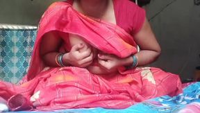 Sister-in-law with big pussy put her finger in her pussy and took out the water from the pussy with a sex vibrator.
