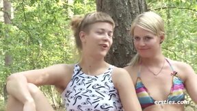 Ersties - Ida und Isabella ficken sich gegenseitig im Wald mit Strap-on