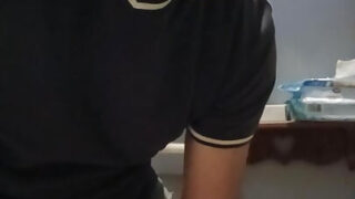 Leikkaamaton amerikkalainen isä silittää isoa kulliaan kylpyhuoneessa ennen räjähtävää siemensyöksyä