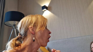 Alice Maze recebe um vibrador enorme bem fundo em seu cu apertado