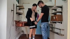 Los pantalones hinchados con los huevos llenos de leche