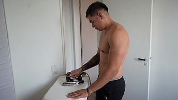 GRINGO PASSANDO ROUPA APROVEITOU E PASSOU O FERRO EM MIM. - COMPLETO