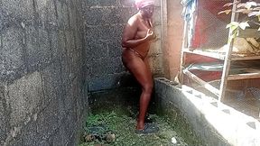 Nigerian Lady Got Fucked by Her Neighbor When Going to Take Her Bath See How Sh Take That Cum