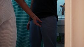 vizinho de salvador veio concertar o chuveiro e gozou no meu rabo.