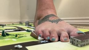 D2. Mega giantess tears city apart to get foot worshippers