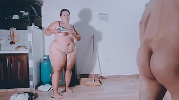 jefe se folla a su empleada de gran culo le da leche en sus tetas