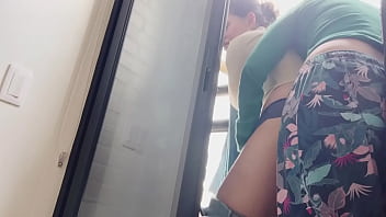 Mi hermanastra y yo follamos en el balc&oacute_n del apartamento.