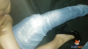 Regresando caliente de una fiesta con mi esposo se me antoja tener sexo con el chófer Uber