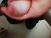 Ragazzo sborra nel bicchiere