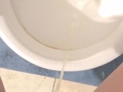 MEANDO COMO HOMBRE NO SALE BIEN. Ensucio todo el piso y me chorreo