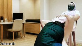 Istri nakal berhijab ini ngebiarin bosnya jilat memek beceknya di kantor