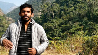 Pulchni indyjscy studenci w pończochach dają się ostro ruchać w dupę (POV)