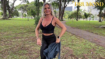 Gostosa milf saiu atrás de um pau grande no parque - VÍDEO COMPLETINHO