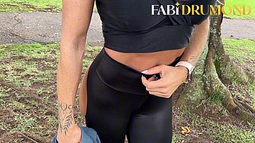 Gostosa milf saiu atrás de um pau grande no parque - VÍDEO COMPLETINHO