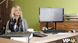 VIP4K. Agradable jovencita da una cabeza y abre las piernas en la oficina d