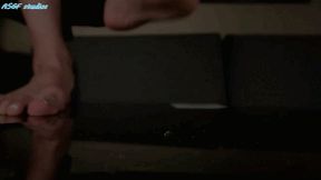 Blonde 's big powerful soles crush tiny ! Part 2 - MOV