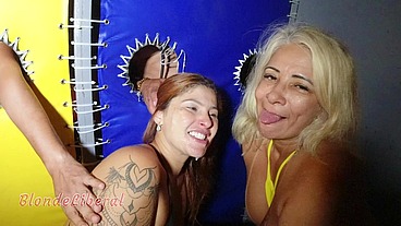 Na cabine de glory-hole do clube de swing, fodendo e tomando porra na boca