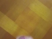 éjaculation sur la table du salon