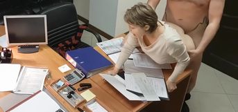 il baise sa femme sur le bureau durant leur pause