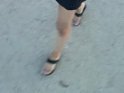 linda trans con vestido y sandalias se desnuda en publico muy caliente disfrutala