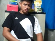 Joven latino rico se masturba en su habitación