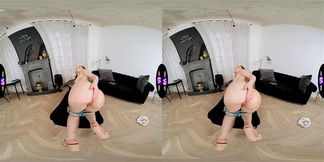 This Curvy Bitch Knows How to Finger Her Tight Pussy Perfectly TmwVRnet