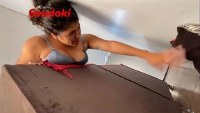 Me atore en el sofa mientras ordenaba mi casa para que llegara mi amante y mi esposo me descubri&oacute_ y termino follandome el