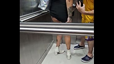 Le Chupe el Culo en el Ascensor