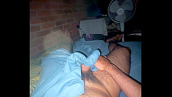 Macho peludo despierta con la verga dura