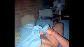 Macho peludo despierta con la verga dura