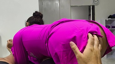 Me follo a la terapeuta en su consultorio