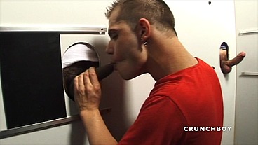 ce mec adore sucer des bites en glory holes
