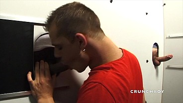 ce mec adore sucer des bites en glory holes