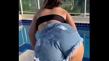 sofia dancando na piscina