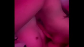 Mi amiga me monta y se mueve riqu&iacute_simo, es una morrita muy caliente y deliciosa