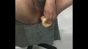 sentando masturb&aacute_ndome con mi consolador