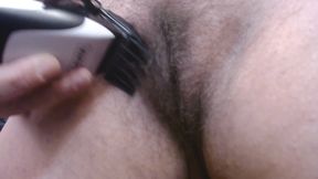 Sexy MILF Shaving Her Pussy