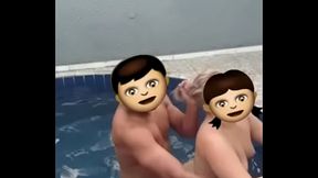 Esposa do log tomando banho de piscina com fixo 12345
