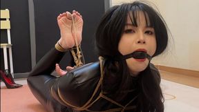 Wear high heels, leather clothes and trousers to play binding