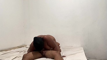 Mamando o novinho rola grande , deixou toda gozada e tive que tomar aquele banho gostoso