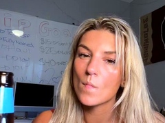 amateur blonde solo webcam