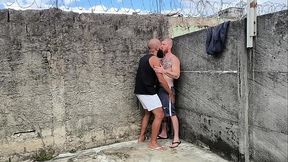 Fodendo o ursao ao ar livre, leitei o cu do safado